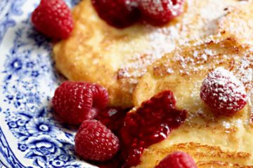 Cottage cheese pancakes with raspberry sauce