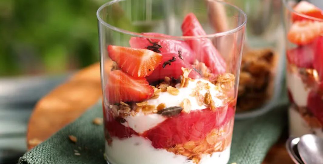 Crunchy Musli with Rhubarb and Yogurt