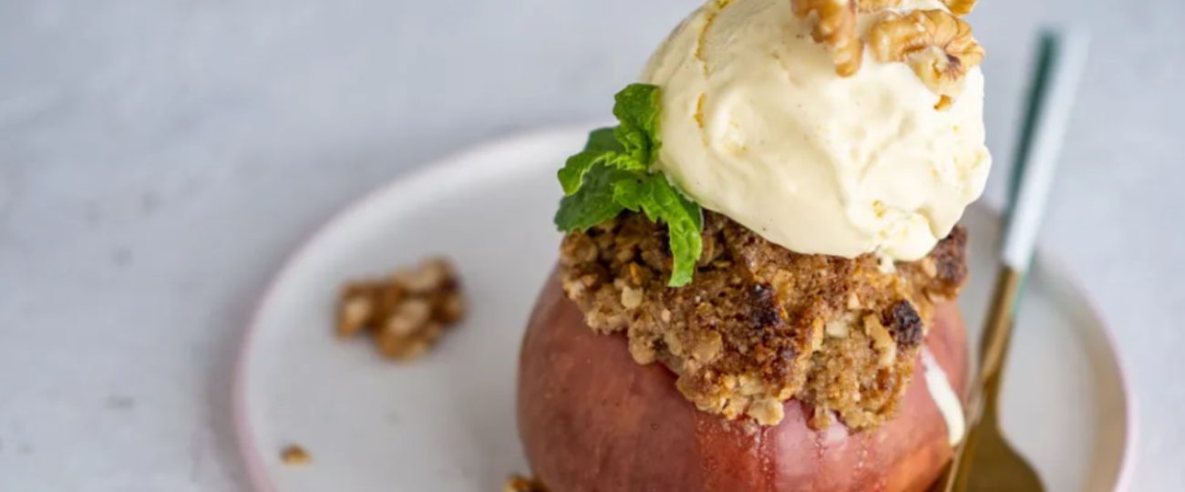 Grilled Apples with Crumble and Ice Cream