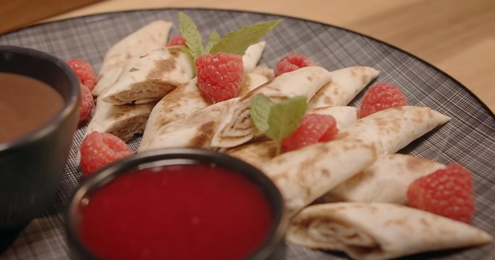 Minitortilla Cinnamon Rolls with 2 Sweet Sauces