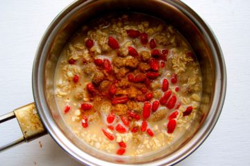 Oat Flakes with Goji Berries and Almonds