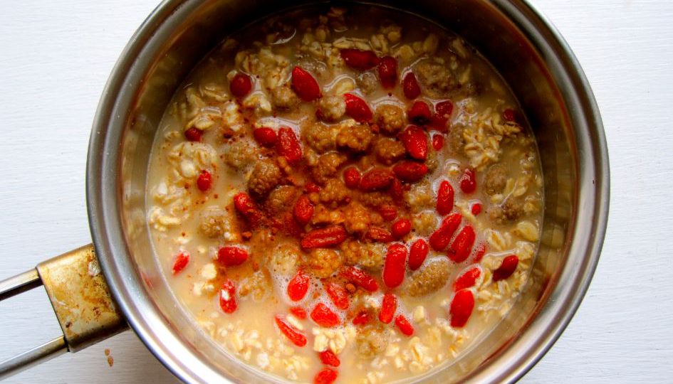 Oat Flakes with Goji Berries and Almonds