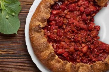 Pie with Rhubarb and Strawberries