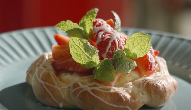 Szneki with Glaze, Curd Cheese, and Strawberries