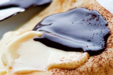 Tiramisu Pancakes with Chocolate Sauce