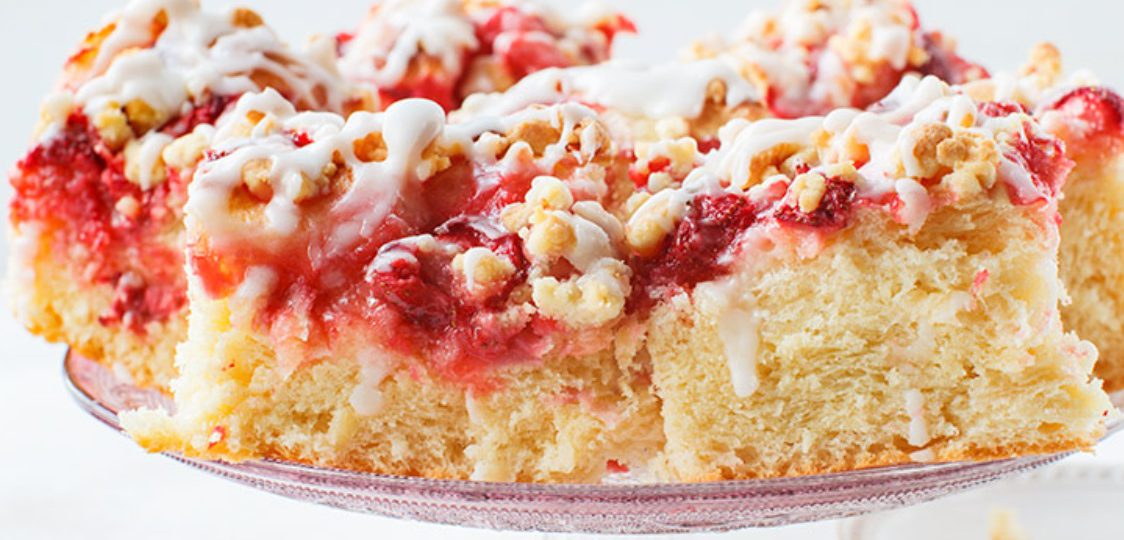 Yeast cake with strawberries