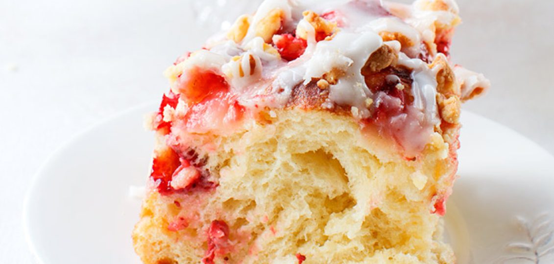 Yeast cake with strawberries